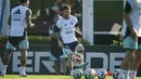 Mereka sebelumnya hanya kalah dari Ekuador di laga terakhir kualifikasi Piala Dunia. Tampak dalam foto, penyerang Argentina, Lionel Messi, mengontrol bola saat sesi latihan di Ezeiza, provinsi Buenos Aires, Argentina pada 30 Maret 2026. (Luis ROBAYO/AFP)