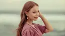 Kerap tampil cetar di atas panggung, pelantun lagu Terlalu Cinta tetap memukau dalam balutan busana vintage. Kali ini, Rossa tampil memesona dengan dress berwara merah muda. Rambutnya yang dibiarkan terurai, membuat pesonanya kian terpancar. (Liputan6.com/IG/@itsrossa910)