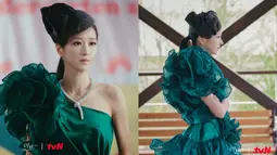 Namun Seo Ye Ji tak selalu tampil kalem. Ada kalanya ia mengenakan dandanan dramatis seperti gaun hijau yang berasal dari koleksi desainer Eli Saab, diwartakan Soompi. (Foto: tvN via Soompi)