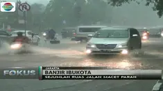 Sejumlah kawasan di Ibukota macet akibat banjir dari luapan sungai dan saluran air yang tersumbat.