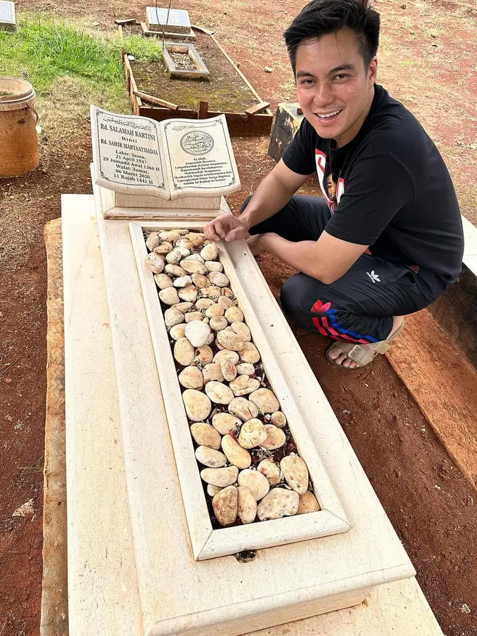 Baim Wong ziarahi makam ibunda di Purwakarta (Instagram/baimwong)