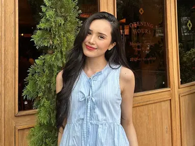 Melepas masa lajang di usia muda, tak dipungkiri jika artis dengan nama lengkap Cut Putri Tshabina ini masih terlihat seperti gadis. Meski tampak simpel, padu padan busananya selalu stylish sehingga membuatnya makin cantik dan bikin netizen pangling. Lantaran sang suami adalah anggota DPR, beberapa netizen memanggil Beby dengan sebutan Bu Dewan di kolom komentar. (Liputan6.com/IG/@bebytsabina)