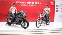 Marc Marquez (kiri) menaiki motor All New Honda CBR250RR, sedangkan Dani Pedrosa menaiki motor produksi pertama AHM Honda S90Z saat mengunjungi PT. Astra Honda Motor Plant Sunter, Jakarta, Senin (16/10/2017). (Astra Honda Motor)