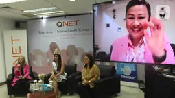 CEO QNET Malou Caluza (layar monitor) dalam talkhsow hari Perempuan Internasional di Jakarta (14/3/2022). Talkshow dalam rangka Hari Perempuan Internasional membahas keaktifan dan pentingnya perempuan di platform digital bagi perkembangan bisnis, terutama pariwisata. (Liputan6.com/HO/Andrey)