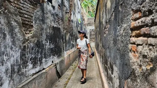 3 Potret Gaya Dian Sastro Jalan-jalan di Solo, Stylish dengan Padu Padan Batik