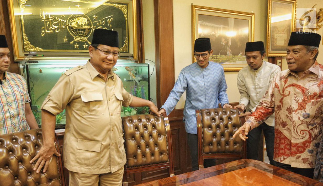 Ketua Umum Pengurus Besar Nahdlatul Ulama (PBNU) KH Said Aqil Siroj menerima kunjungan Bakal calon Presiden Prabowo Subianto dan Bakal Cawapres Sandiaga Uno di kantor PBNU, Jakarta, Kamis (16/8). (Liputan6.com/Faizal Fanani)
