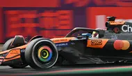 Pembalap McLaren, Oscar Piastri saat finis pertama pada balapan F1 GP China 2025. (HECTOR RETAMAL / AFP)