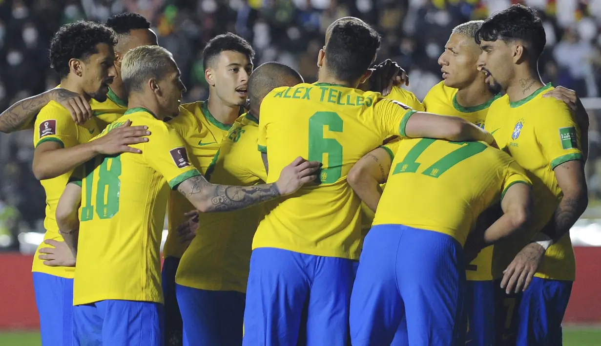 Brasil. Timnas Brasil lolos ke Qatar melalui kualifikasi Amerika Selatan yang sulit namun akhirnya sukses dengan status tak terkalahkan dengan menang 14 kali dari total 17 laga. Neymar, yang menjadi penyerang andalan pelatih Tite akan didukung oleh muka baru seperti Vinicius Junior, Raphinha, dan Antony yang akan bahu membahu mencetak gol ke gawang lawan. (AFP/Jorge Bernal)