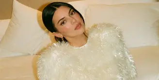Kendall Jenner selalu memukau dengan tampilannya. Kali ini ia memilih mengenakan gaun putih berbulu dengan efek seperti crystal. [@kendalljenner:]