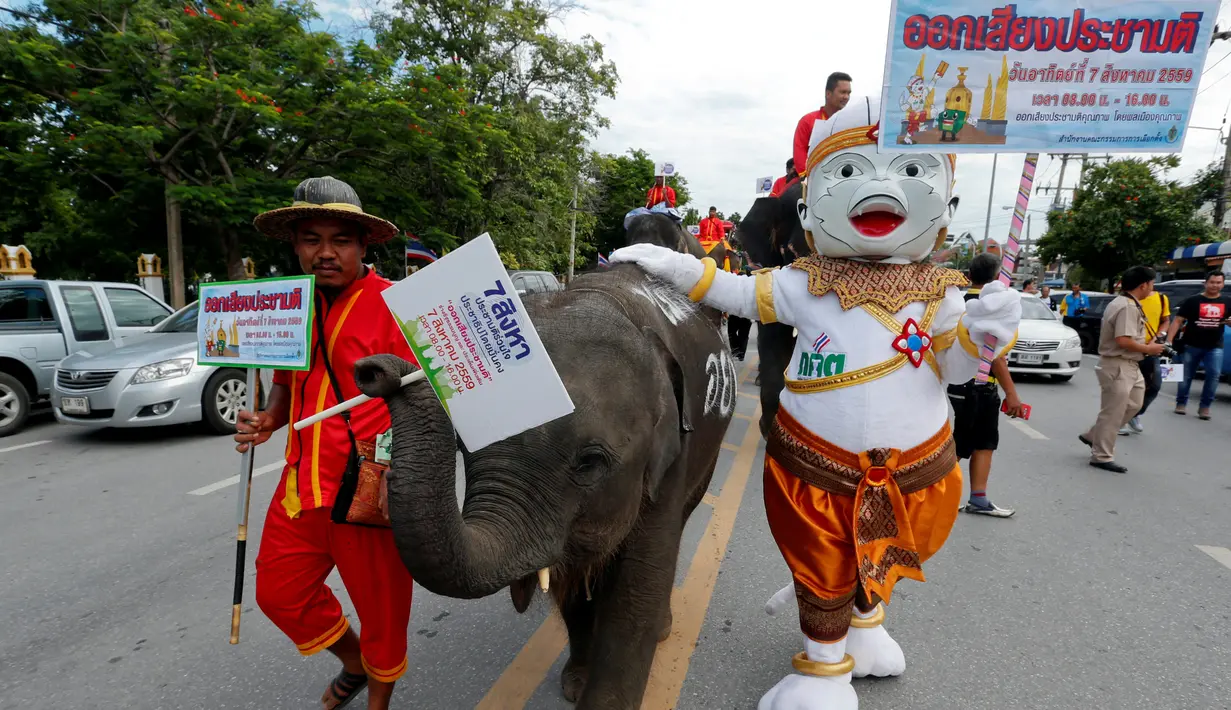 Kampanye mengajak warga untuk ikut dalam referendum pada 7 Agustus mendatang, Thailand, Senin (1/8). Sejumlah gajah ikut serta dalam kampanye tersebut. (REUTERS / Chaiwat Subprasom)