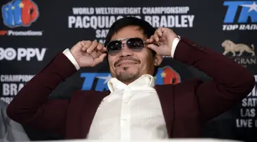 Petinju asal Filipina Manny Pacquiao Berpose saat jumpa pers pengumuman resmi pertarungannya di Beverly Hills, California, USA (19/1/2016). Pacquiao saat ini tengah bersaing memperebutkan kursi di Senat pada Mei 2016. (AFP/CHRIS FARINA)