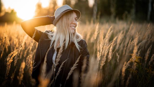 Ilustrasi bahagia, menikmati hidup, bebas, senang, diri sendiri