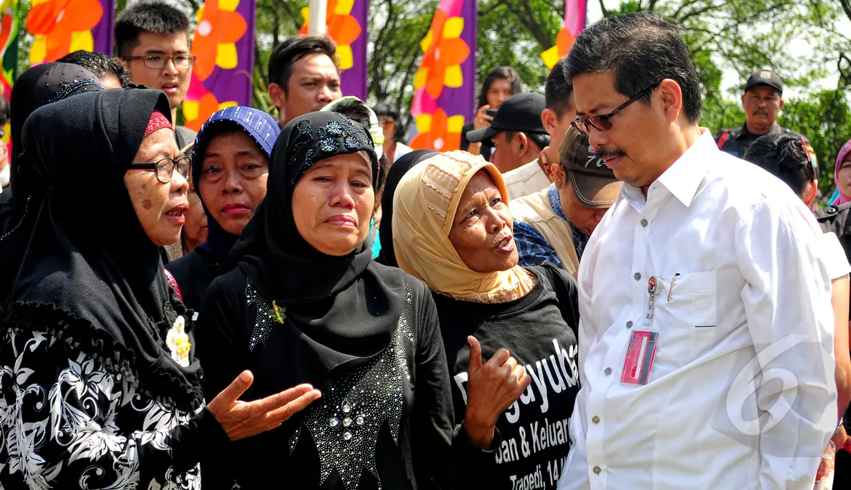 Perwakilan Gubernur DKI Jakarta mendengarkan pengaduan keluarga korban Tragedi Mei 98 saat peresmian Prasasti Tragedi Mei 98 di TPU Pondok Ranggon, Jakarta Timur, Rabu (13/5/2015). (Liputan6.com/Yoppy Renato)