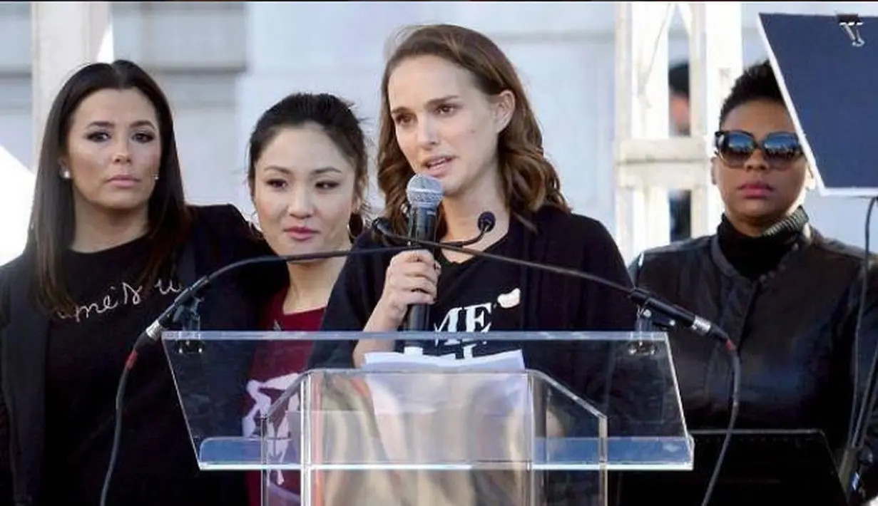Natalie Portman mengenakan kaos hitam bertuliskan Time's Up yang dipadukan dengan outer hitam (instagram/girls.irl)
