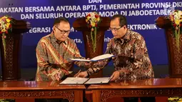 Gubernur BI Agus Martowardojo dan Menteri Perhubungan Budi Karya Sumadi saat penandatanganan kerja sama di Jakarta, Rabu (6/9). BI dan Kemenhub menyepakati pengembangan sistem pembayaran elektronik berbagai moda transportasi. (Liputan6.com/Angga Yuniar)