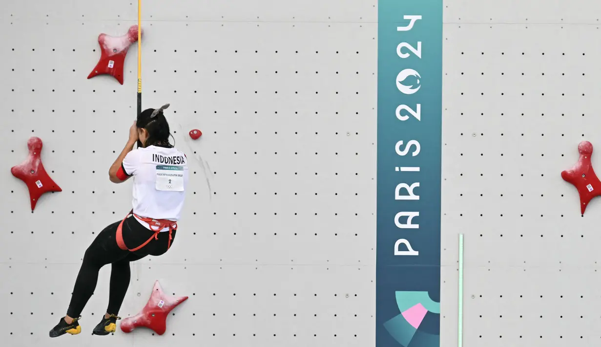 Ekspresi kecewa atlet panjat tebing Indonesia, Desak Made saat kalah cepat 0,006 detik dari wakil China, Deng Lijuan pada babak perempat final cabang olahraga panjat tebih Olimpiade Paris 2024 di Le Bourget Sport Climbing Venue, Paris, Prancis, Rabu (07/08/2024). (AFP/Jonathan Nackstrand)