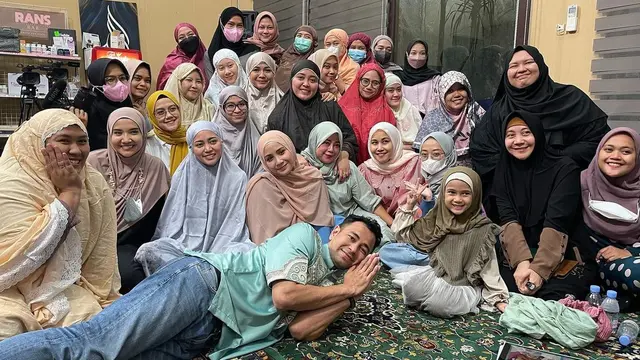 Nagita Slavina tampil menggunakan hijab