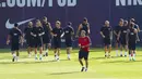 Pelatih Barcelona, Ernesto Valverde, memimpin latihan di Joan Gamper, Barcelona, Senin (17/7/2017). La Blaugrana menggelar latihan untuk mempersiapkan skuad yang akan menjalani tur pramusim di AS. (EPA/Alejandro Garcia)