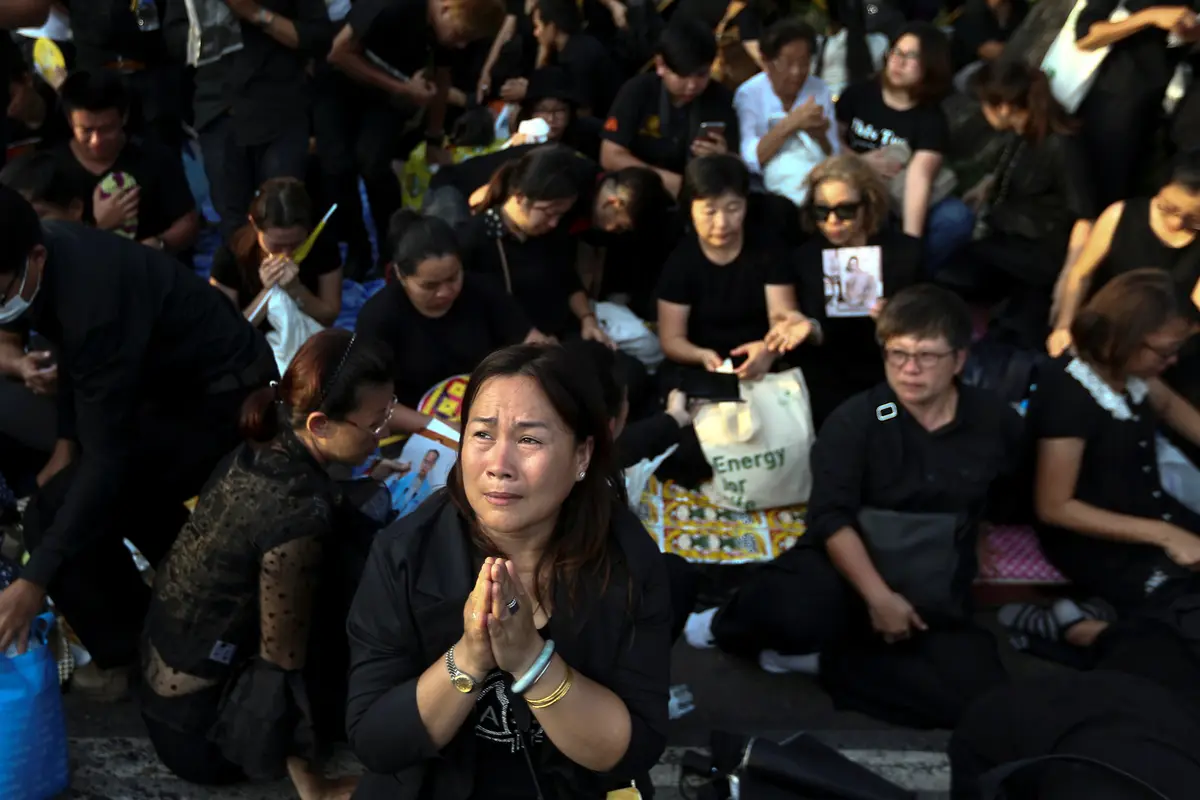 20161014- Rakyat Thailand Banjiri Jalan Saat Pemindahan Jenazah Bhumibol Adulyadej-Reuters