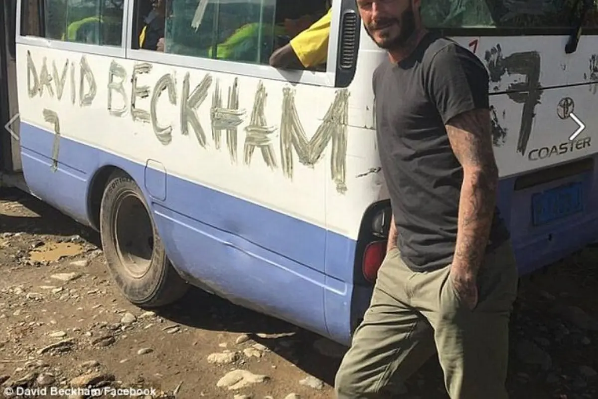 David Beckham Main Bola di Papua Nugini 