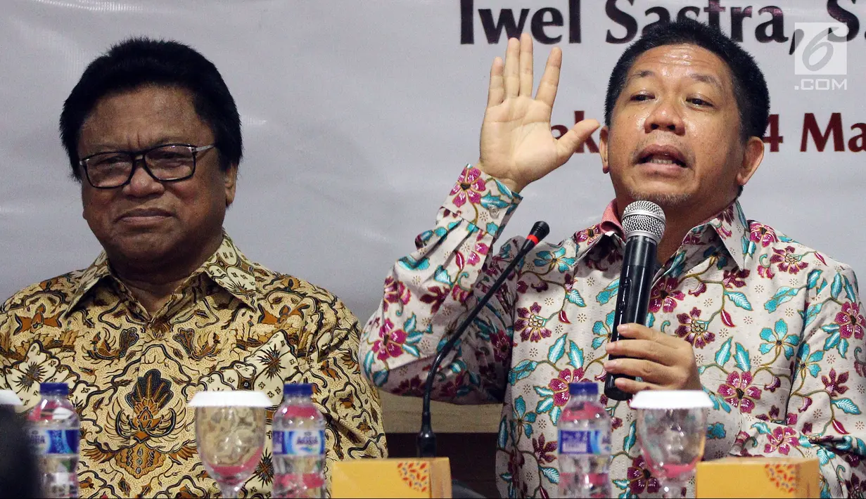 Ketua DPD Oesman Sapta Odang atau OSO (kiri) bersama Effendi Gazali hadir dalam seminar pascasarjana di Universitas Moestopo, Jakarta, Sabtu (24/3). OSO menekankan pentingnya komunikasi antarlembaga untuk pembangunan. (Liputan6.com/JohanTallo)