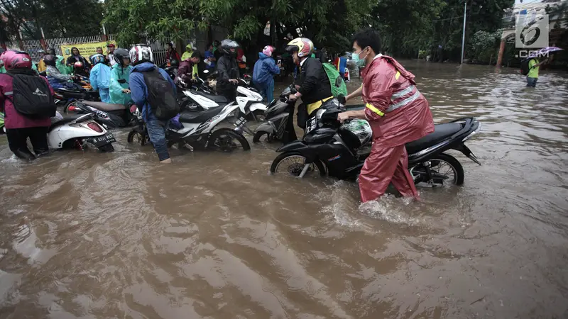 Terobos Banjir, Puluhan Motor Mogok di Kelapa Gading