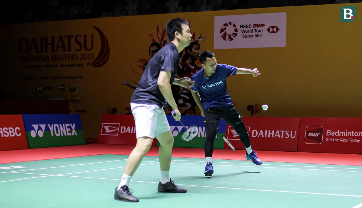 <p>Pebulu tangkis Indonesia, Mohammad Ahsan berpasangan dengan Hendra Setiawan berusaha mengembalikan kok saat berlatih menjelang turnamen Indonesia Masters 2025 di Istora Senayan, Jakarta, Senin (20/01/2025). (Bola.com/Bagaskara Lazuardi)</p>