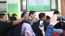 "Sengaja ngawal Atalarik ya pak? Berapa orang semuanya pak?" demikian tanya wartawan di Pengadilan Agama Cibinong, Kabupaten Bogor, Jawa Barat, Selasa (18/4). (Nurwahyunan/Bintang.com)