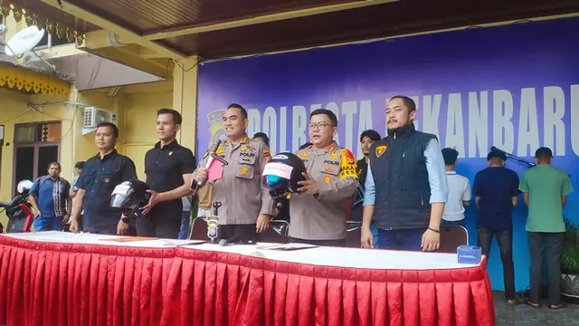Konferensi pers penangkapan anggota geng motor aniaya warga oleh Polresta Pekanbaru.