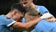Striker Manchester City, Erling Haaland (kanan) merayakan gol ketiga timnya bersama Phil Foden dan Nico O’Reilly dalam pertandingan sepak bola Liga Inggris antara Manchester City dan Fulham di Stadion Etihad, Manchester, Inggris barat laut, pada 11 Februari 2026. (Paul ELLIS / AFP)