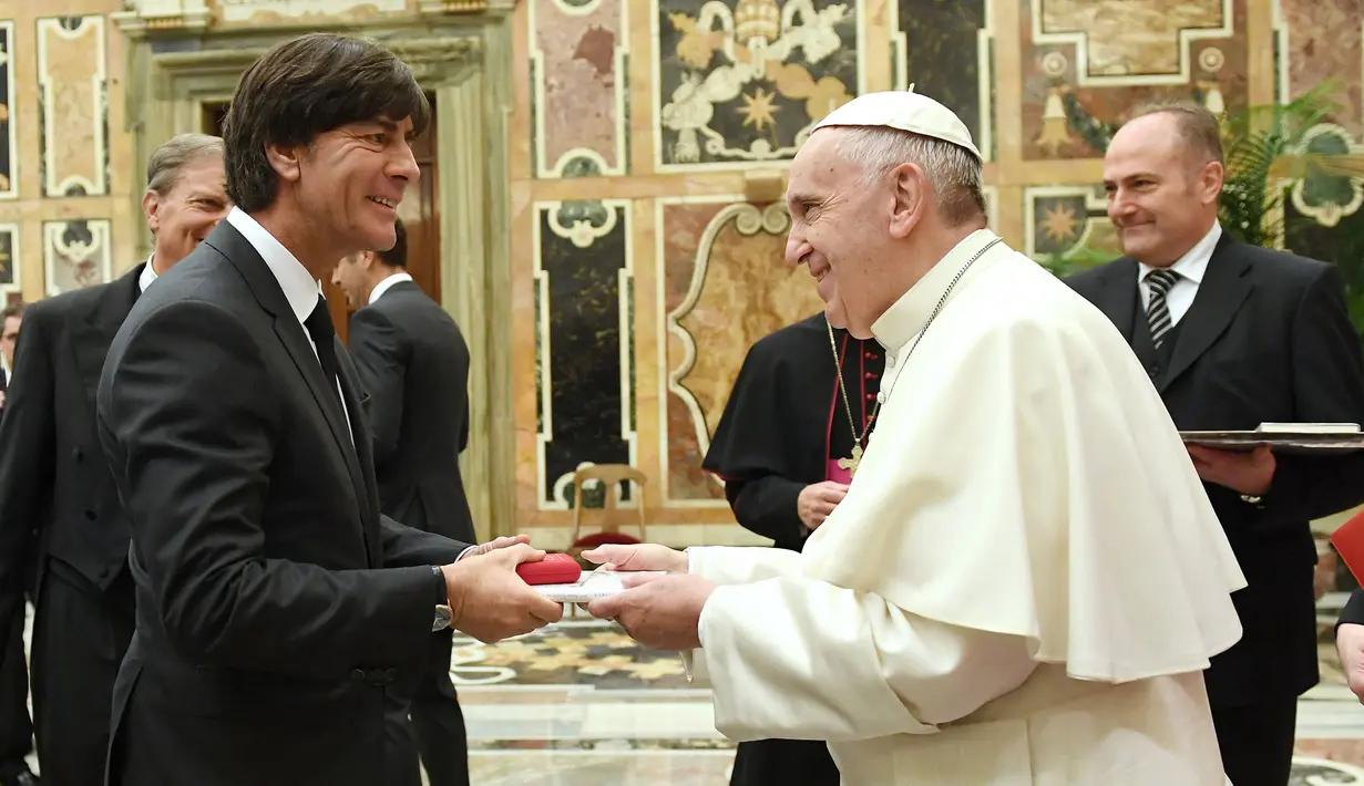 Paus Fransiskus (kanan) berjabat tangan dengan pelatih Timnas Jerman, Joachim Low selama audiensi pribadi dengan tim, pada tanggal 14 November 2016 di Vatikan. (AFP/Pool/Markus Gilliar)