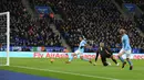 Striker Manchester City, Gabriel Jesus, mencetak gol ke gawang Leicester City pada laga Premier League di Stadion King Power, Sabtu (18/11/2017). Manchester City menang 2-0 atas Leicester City. (AFP/Lindsey Parnaby)