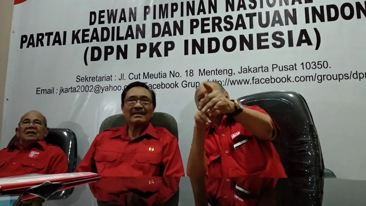 Ketua Umum PKPI Kubu Haris Sudarno memberi keterangan pers