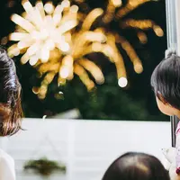 Cara Aman Nonton Kembang Api jika si Kecil Alergi Debu atau Asap (Beeboys/shutterstock)