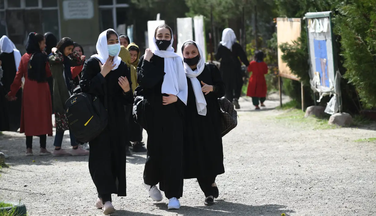Anak perempuan meninggalkan sekolah mereka setelah perintah penutupan hanya beberapa jam setelah dibuka kembali di Kabul (23/3/2022). Penutupan sekolah memicu kebingungan dan patah hati atas peristiwa tersebut. pembalikan kebijakan oleh kelompok Taliban. (AFP/Ahmad Sahel Arman)