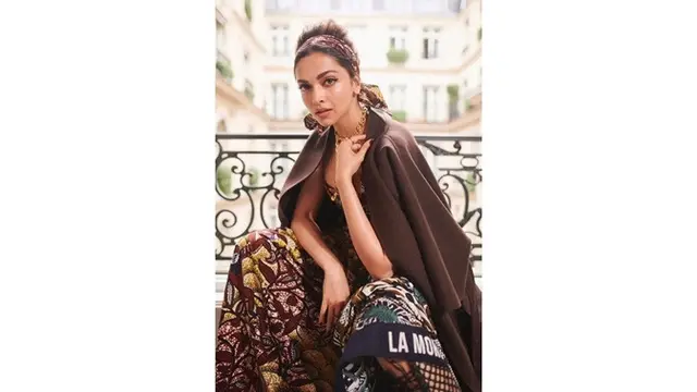 6 Pesona Deepika Padukone, Tampil Menawan Kenakan Batik di Paris Fashion Week