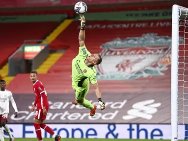 Bernd Leno sukses menjadi pahlawan saat membawa Arsenal lolos ke perempat final Piala Liga Inggris usai menyingkirkan Liverpool. (Laurence Griffiths/Pool via AP)