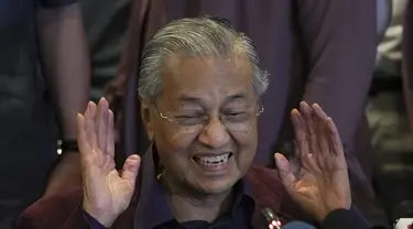 Perdana Menteri Malaysia Mahathir Mohamad memberi isyarat saat berbicara dalam konferensi pers di Putrajaya, Malaysia, Sabtu (22/2/2020). Mahathir Mohamad telah mengirimkan surat pengunduran diri sebagai Perdana Menteri ke Raja Malaysia. (AP Photo/Vincent Thian)