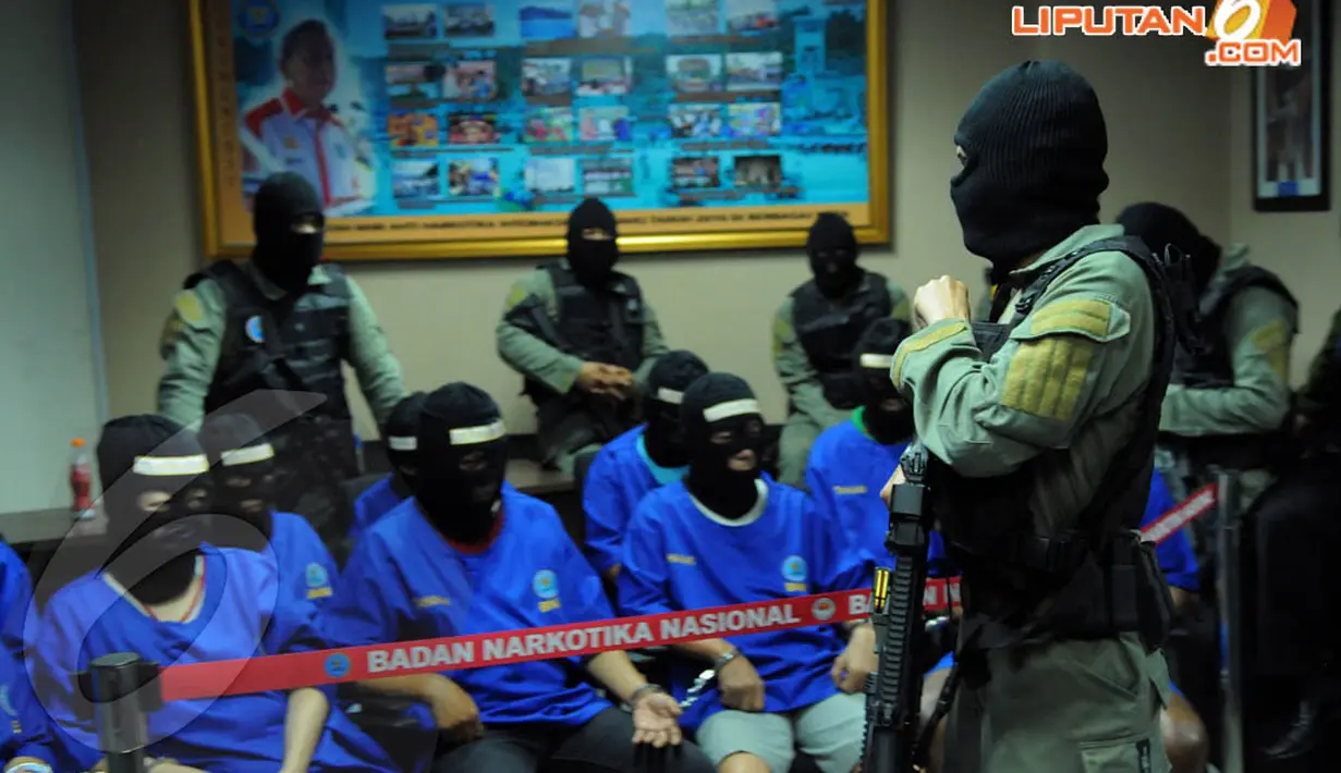 Berbekal senjata laras panjang, petugas mengawasi gerak-gerik para tersangka (Liputan6.com/Faisal R Syam)