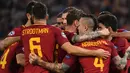 Para pemain AS Roma merayakan gol yang dicetak Stephen El Shaarawy ke gawang Chelsea pada laga Liga Champions di Stadion Olimpico, Roma, Selasa (31/10/2017). Roma menang 3-0 atas Chelsea. (AFP/Alberto Pizzoli)