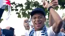 Striker timnas Prancis, Kylian Mbappe berada di atas bus beratap terbuka saat parade merayakan juara Piala Dunia 2018 di sepanjang Champs Elysees, Paris, Senin (16/7). Prancis meraih trofi Piala Dunia kedua usai mengalahkan Kroasia. (AP/Claude Paris)