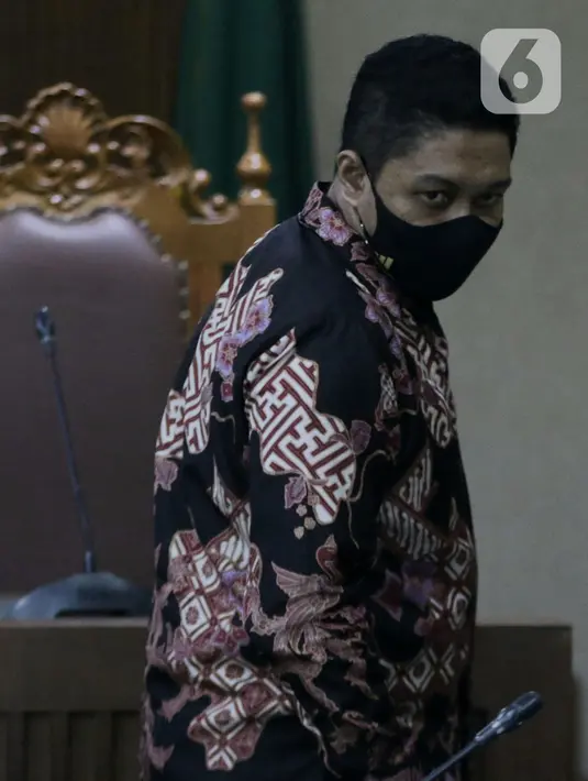 Terdakwa dugaan suap penanganan perkara di KPK yang juga mantan penyidik, AKP Stepanus Robin Pattuju saat menjalani sidang lanjutan di Pengadilan Tipikor, Jakarta Pusat, Senin (20/9/2021). Sidang beragendakan keterangan saksi dari JPU KPK. (Liputan6.com/Helmi Fithriansyah)