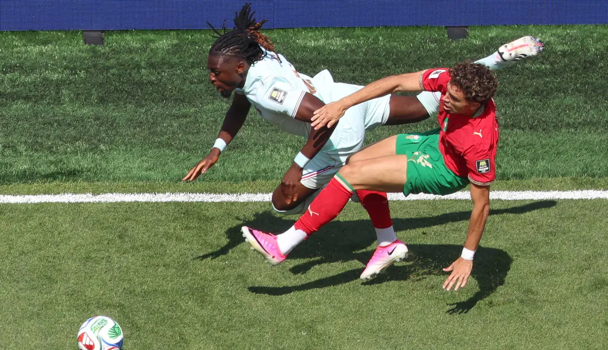Pemain Prancis Manu Kone berebut bola dengan pemain Maroko  Neil El selama pertandingan perempat final Piala Dunia di Foxborough, Mass., dekat Boston, Kamis, 9 Juli 2026. (AP Photo/Mark Stockwell)
