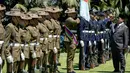 Presiden Republik Indonesia Prabowo Subianto (kanan) memeriksa pasukan kehormatan di Admiralty House di Sydney, Australia, pada Rabu 12 November 2025. Presiden Republik Indonesia, Prabowo Subianto, melakukan kunjungan kenegaraan ke Sydney, Australia. (Rick Rycroft/POOL/AFP)