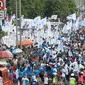 Sejumlah kendaraan terjebak macet di kawasan Gedung DPR RI, Jakarta, Minggu (1/5) Kemacetan tersebut imbas Hari Buruh Internasional yang jatuh pada 1 Mei. (Liputan6.com/Helmi Afandi)