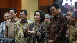 Menteri Keuangan Sri Mulyani didampingi Direktur Jenderal Bea Cukai yang baru  Djaka Budi Utama (ketiga kiri) dan Direktur Jenderal Pajak yang baru Bimo Wijayanto (kedua kanan) saat konpers APBN Kita Edisi Mei di Kementerian Keuangan, Jakarta, Jumat (23/5/2025). (merdeka.com/Arie Basuki)