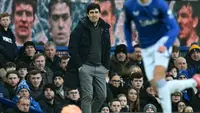Pelatih Everton, Andoni Iraola memberikan instruksi dalam laga lanjutan Piala FA 2024/2025 melawan Bournemouth di Goodison Park, Liverpool, Inggris, Minggu (09/02/2025) WIB. (AFP/Paul Ellis)