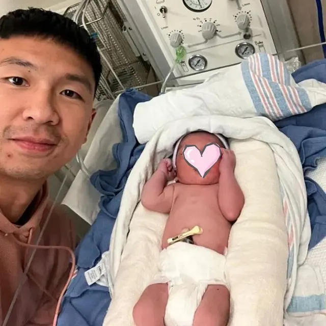 6 Potret Nikita Willy dan Indra Priawan Peluk Baby Izz, Wajah Langsung Diungkap