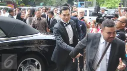 Mempelai pria, Harvey Moeis berjalan masuk ke Gereja Katedral, Jakarta Pusat, Selasa (8/11). Harvey Moeis akan mempersunting sang kekasih yang juga aktris Sandra Dewi. (Liputan6.com/Herman Zakharia)
