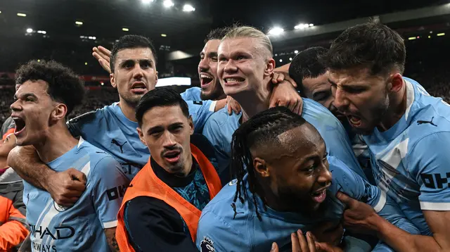 Penyerang Manchester City, Erling Haaland (tengah), merayakan gol kedua timnya bersama rekan-rekan setimnya dalam pertandingan Liga Inggris antara Liverpool dan Manchester City di Stadion Anfield, Liverpool, Inggris barat laut, pada 8 Februari 2026. (Paul ELLIS / AFP)